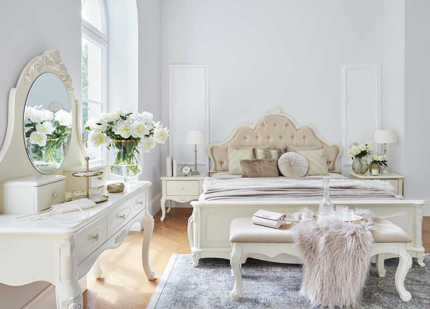 stylowa toaletka z lustrem i szufladami